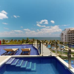 Diamond Club Ocean Front Swim Out