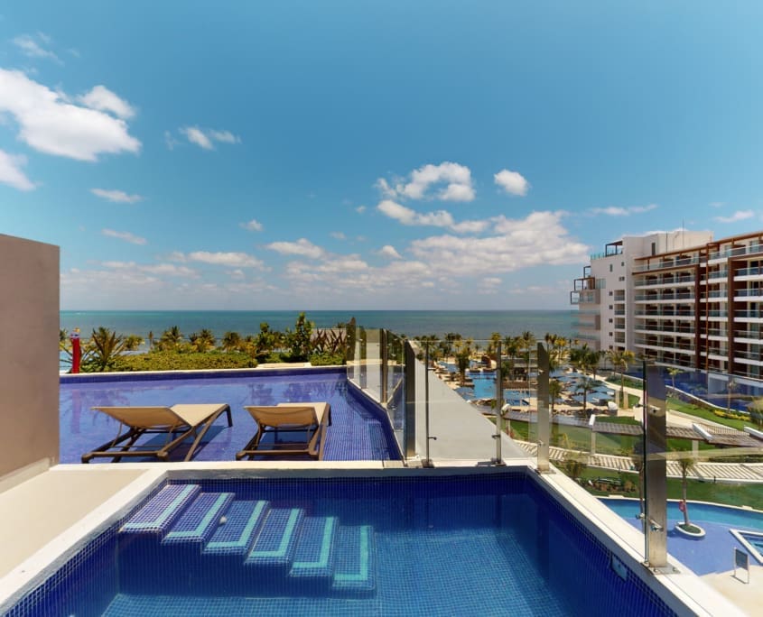 Diamond Club Ocean Front Swim Out