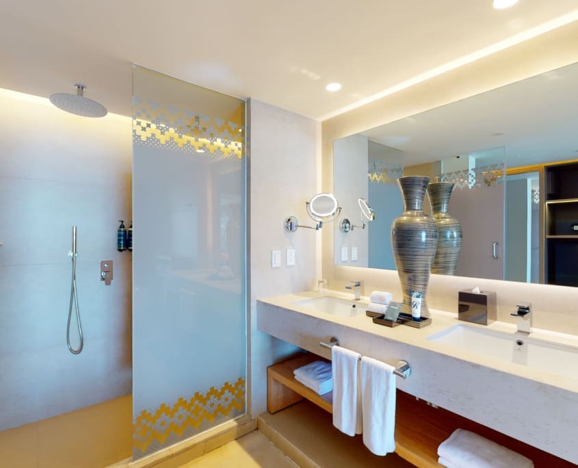 Diamond Club Ocean Front Swim Out Bathroom