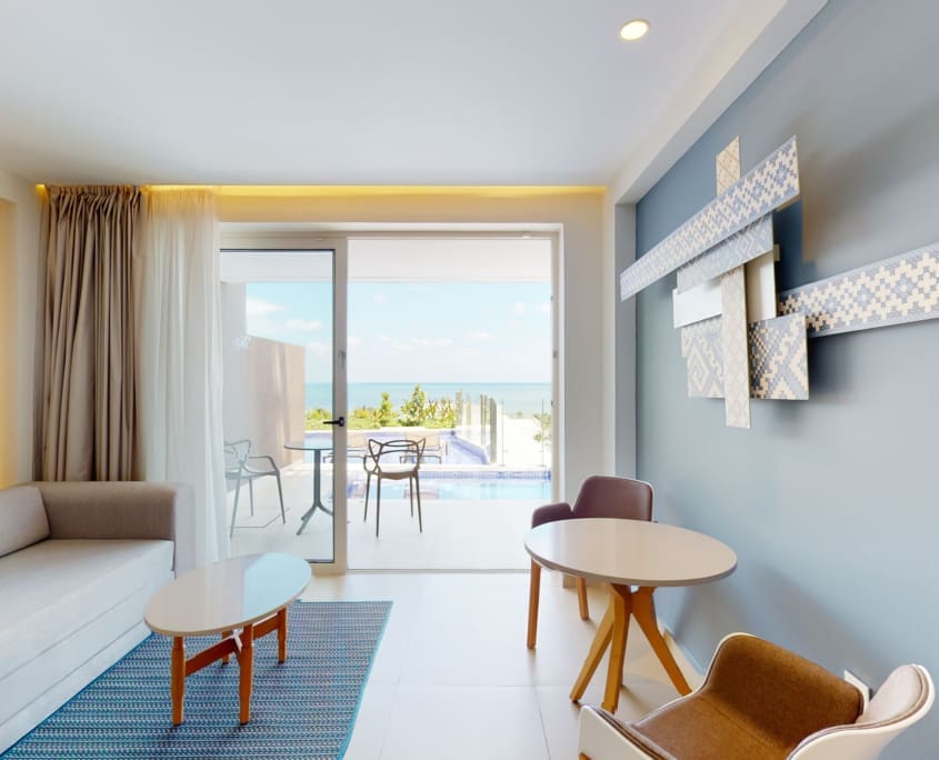 Diamond Club Ocean Front Swim Out Lounge