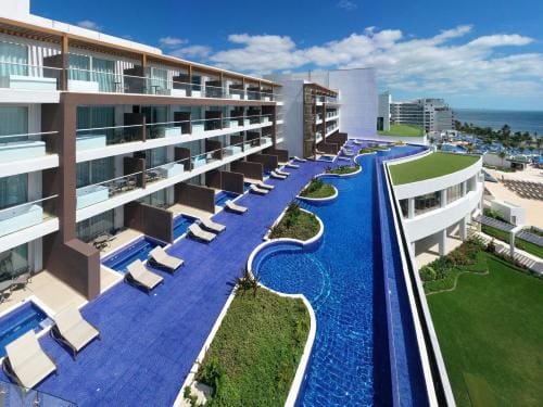 Diamond Club Ocean Front Swim Out Pool 2