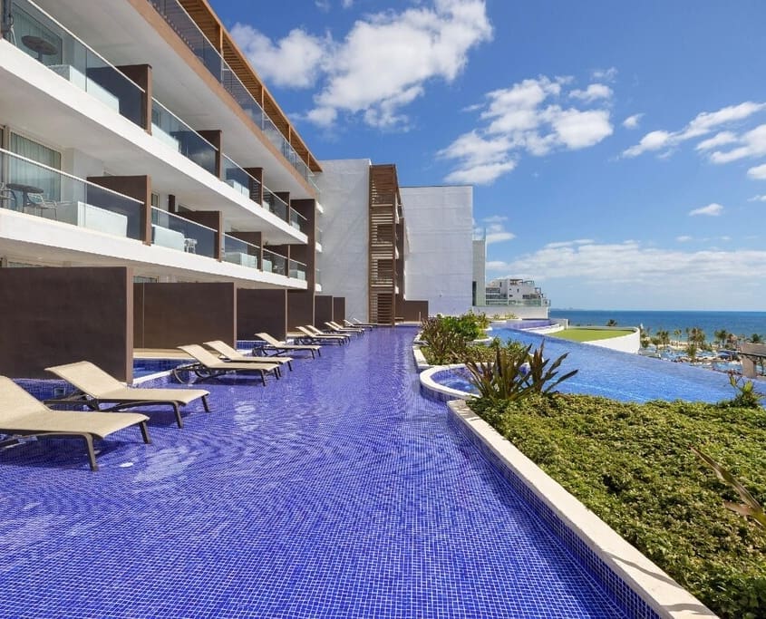 Diamond Club Ocean Front Swim Out Pool