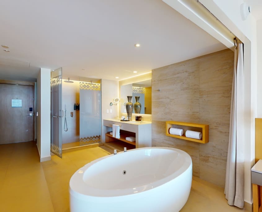 Diamond Club Ocean Front Swim Out View Bath